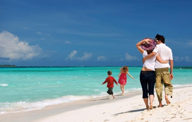 Las familias españolas aumentaron hasta un 28% su gasto en viajes este verano, según Evaneos