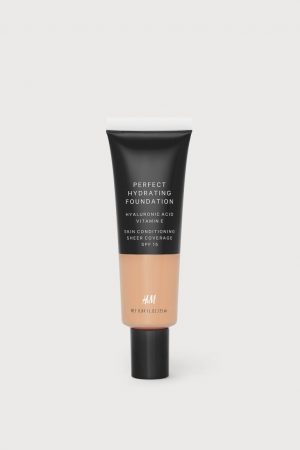 Cosméticos de H&M que les dan mil vueltas a las marcas de lujo 21 Merca2.es H&M: Base de maquillaje líquida hidratante