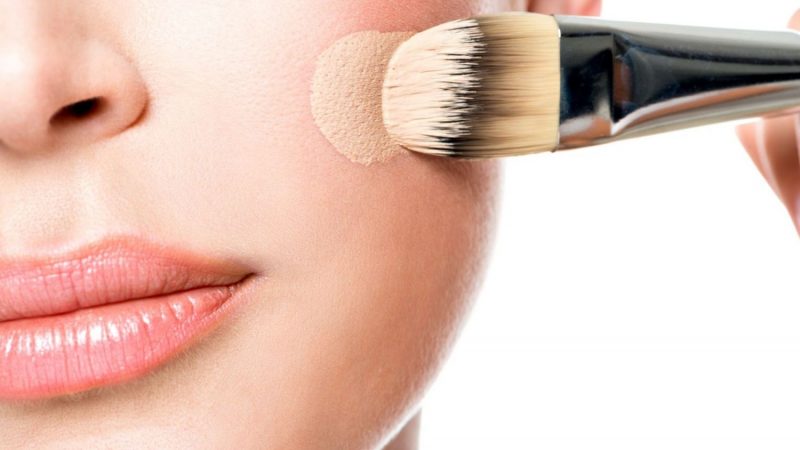 5 trucos para aplicar base de maquillaje que no sabias que necesitabas Merca2.es
