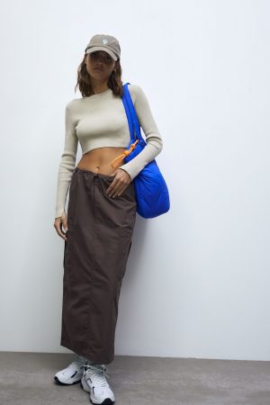 Novedades de Pull&Bear para el entretiempo: estas son las mejores 4 Merca2.es Falda parachute de Pull&Bear