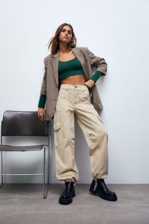 Novedades de Pull&Bear para el entretiempo: estas son las mejores 6 Merca2.es Pantalón cargo bajo ajustable