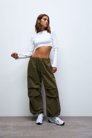 Novedades de Pull&Bear para el entretiempo: estas son las mejores 3 Merca2.es Pantalón parachute loose fit de Pull&Bear