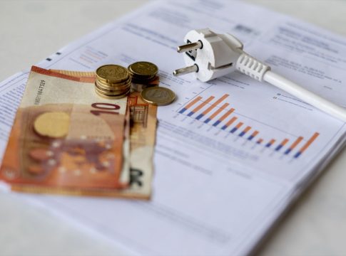 El precio de la luz se desploma este jueves a mínimos anuales