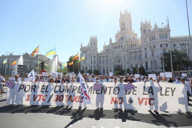 EuropaPress 4491232 varias personas sujetan pancarta lee cumplimiento ley vtc 30 taxis no vtc Merca2.es