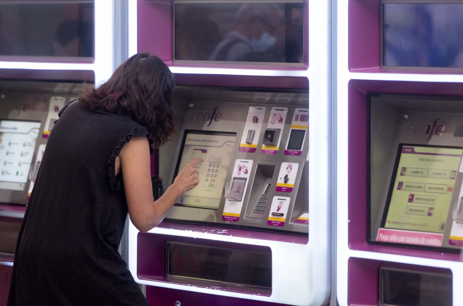 EuropaPress_4654189_mujer_compra_billete_taquillas_venta_automatica_estacion_tren_atocha