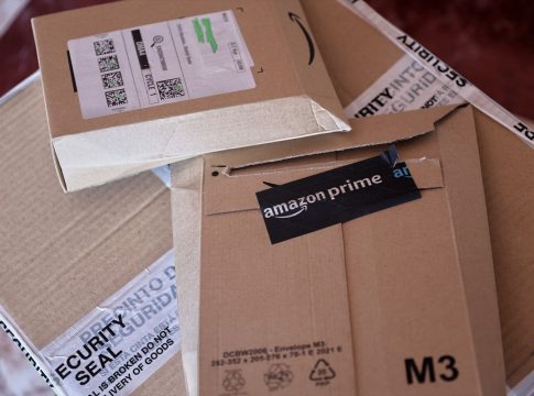 EuropaPress_4655488_dos_paquetes_amazon_septiembre_2022_madrid_espana_comision_nacional