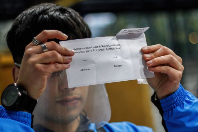 EuropaPress 4661571 04 september 2022 chile valparaiso an election official shows negative vote Merca2.es