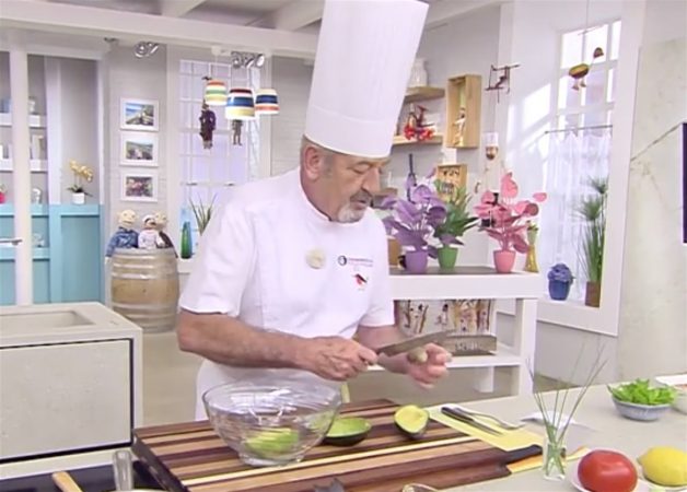 arguinano sacando el hueso del aguacate 310f2705 1200x860 Merca2.es