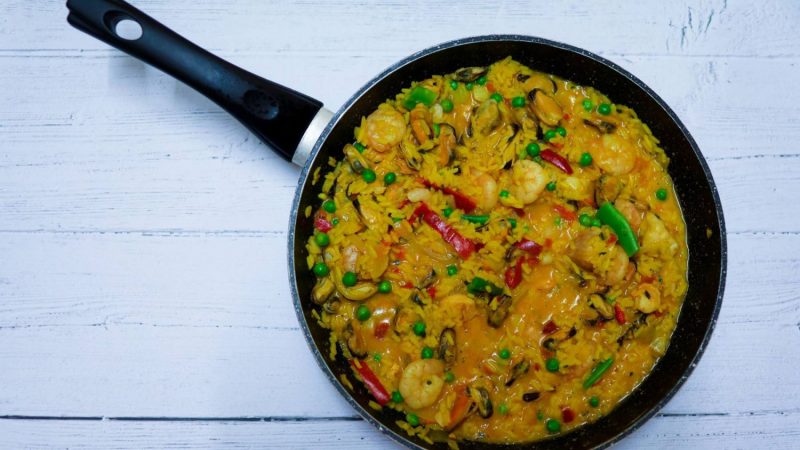 el momento exacto en el que debes echar el azafran en la paella Merca2.es