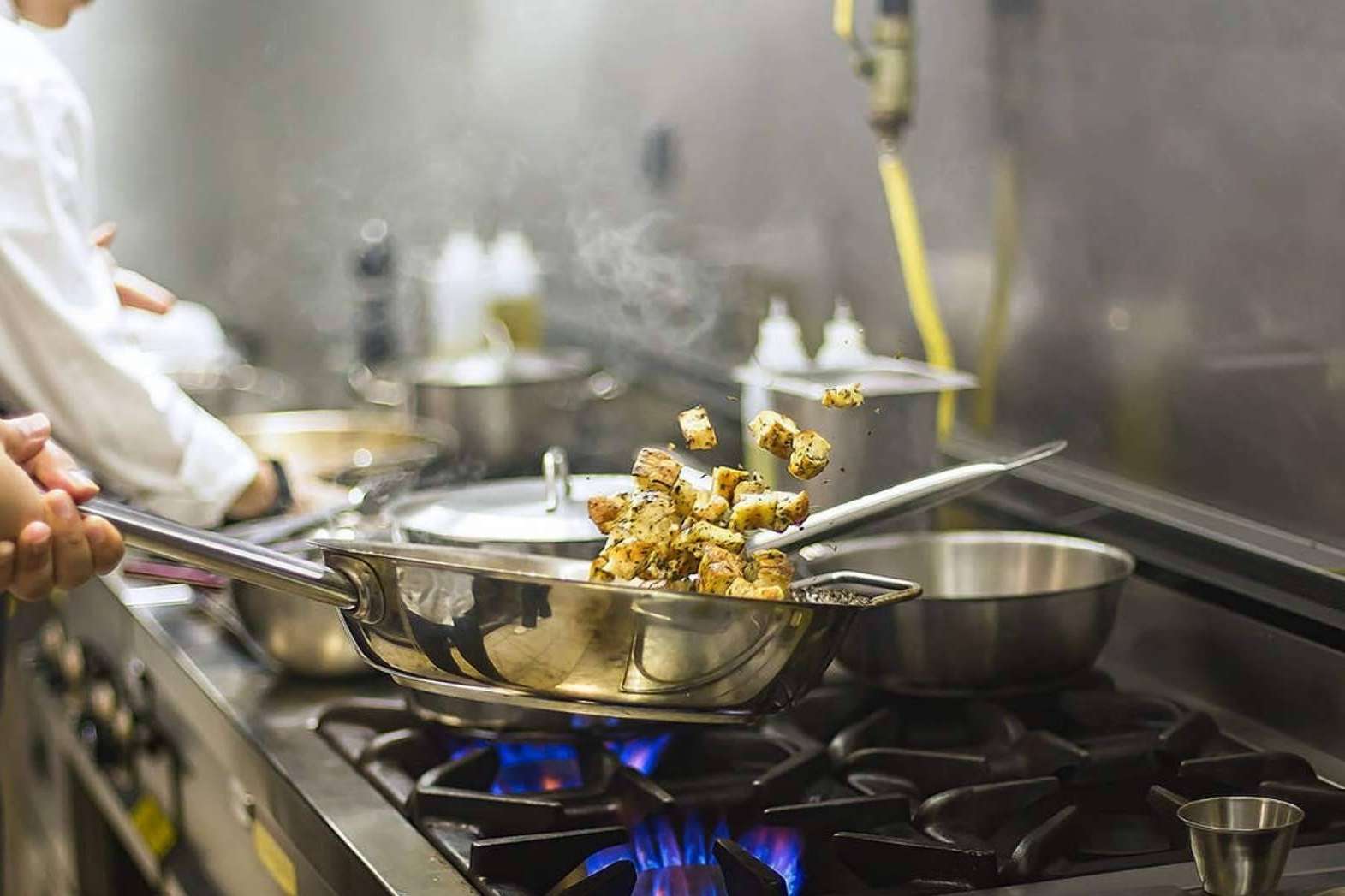 El servicio de Auxihostelería y las cocinas industriales profesionales El servicio de Auxihostelería y las cocinas industriales profesionales
