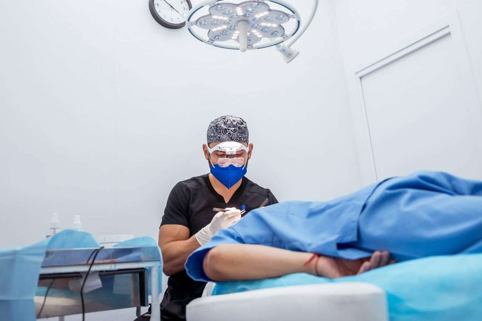 El Dr. Bern ofrece implantes de cabello realizados con la última tecnología
