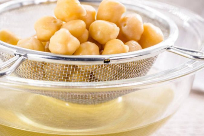 El sencillo truco para eliminar la piel de los garbanzos en un minuto 12 Merca2.es Retirar la piel frotándolos