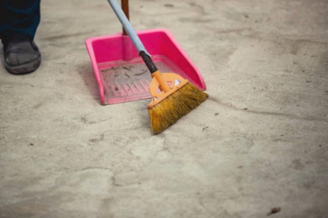Cómo limpiar la escoba de plástico
