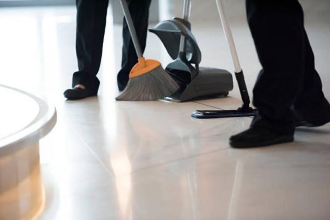 Cómo limpiar la escoba de goma