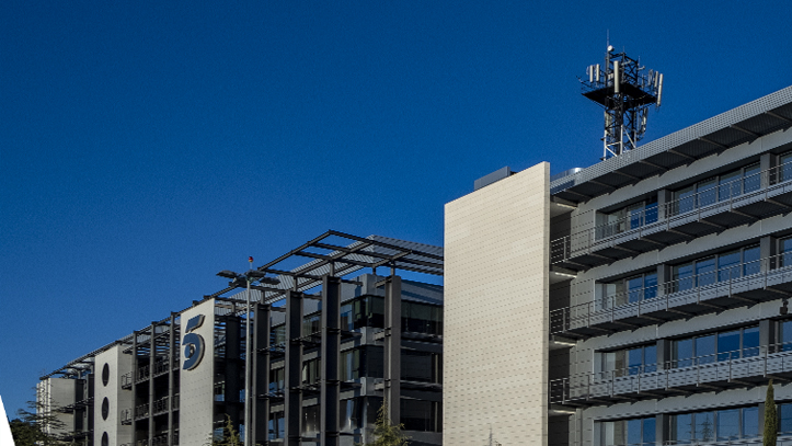 MFE aumenta sus ingresos, reduce su deuda y logra un resultado neto positivo en el primer semestre de 2022