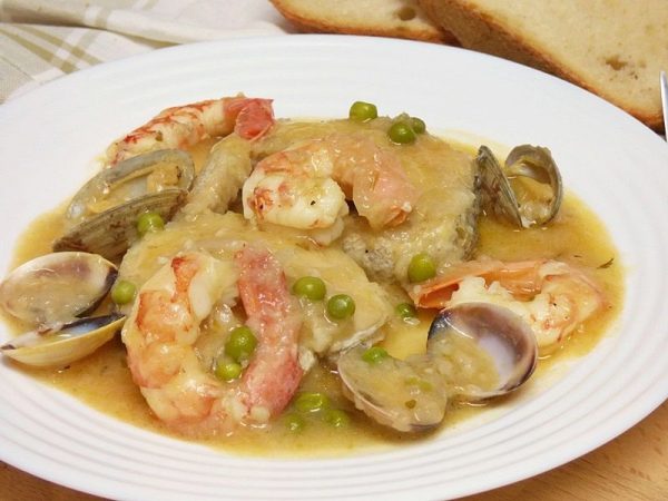 Merluza a la marinera: el pescado que no rechazan ni los más pequeños 65 Merca2.es merluza marinera gambones almejas4 Merca2.es