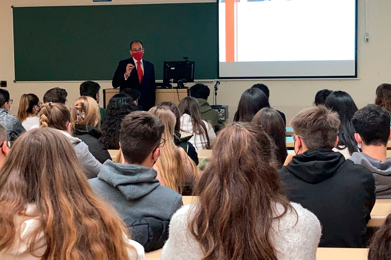 Banco Santander ofrece talleres sobre ciberseguridad para enfrentarse a los ladrones