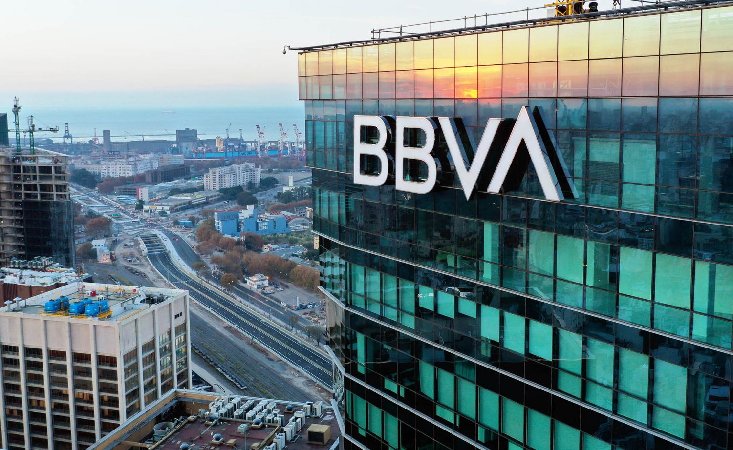 ‘CoCos’ y deuda, la pesadilla de Banco Santander, CaixaBank y BBVA