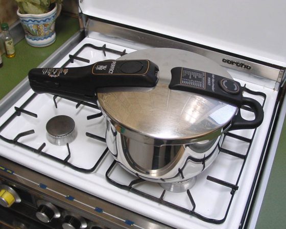 Hervir los ingredientes del cocido