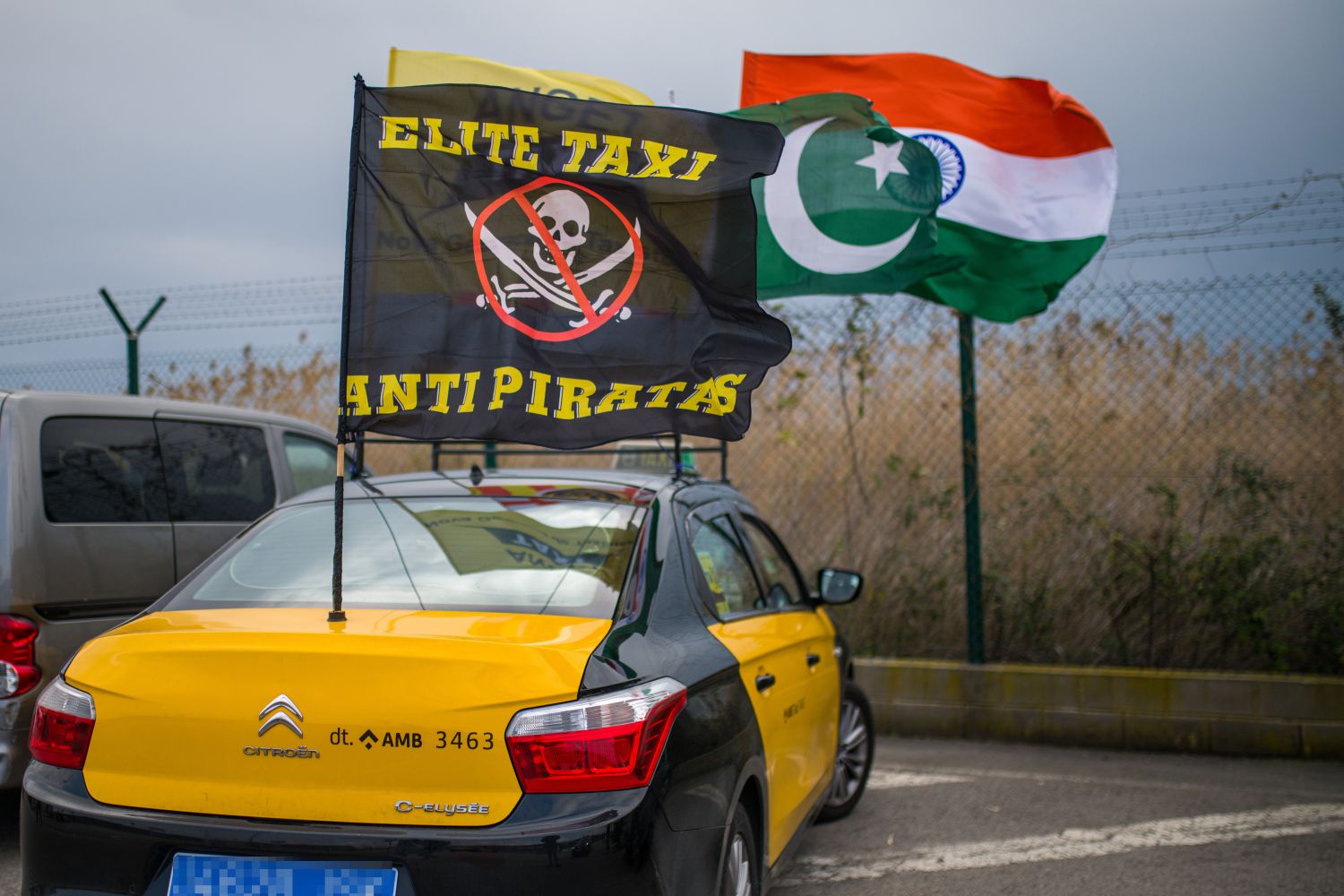 Los taxistas expulsan a los piratas de El Prat en una semana