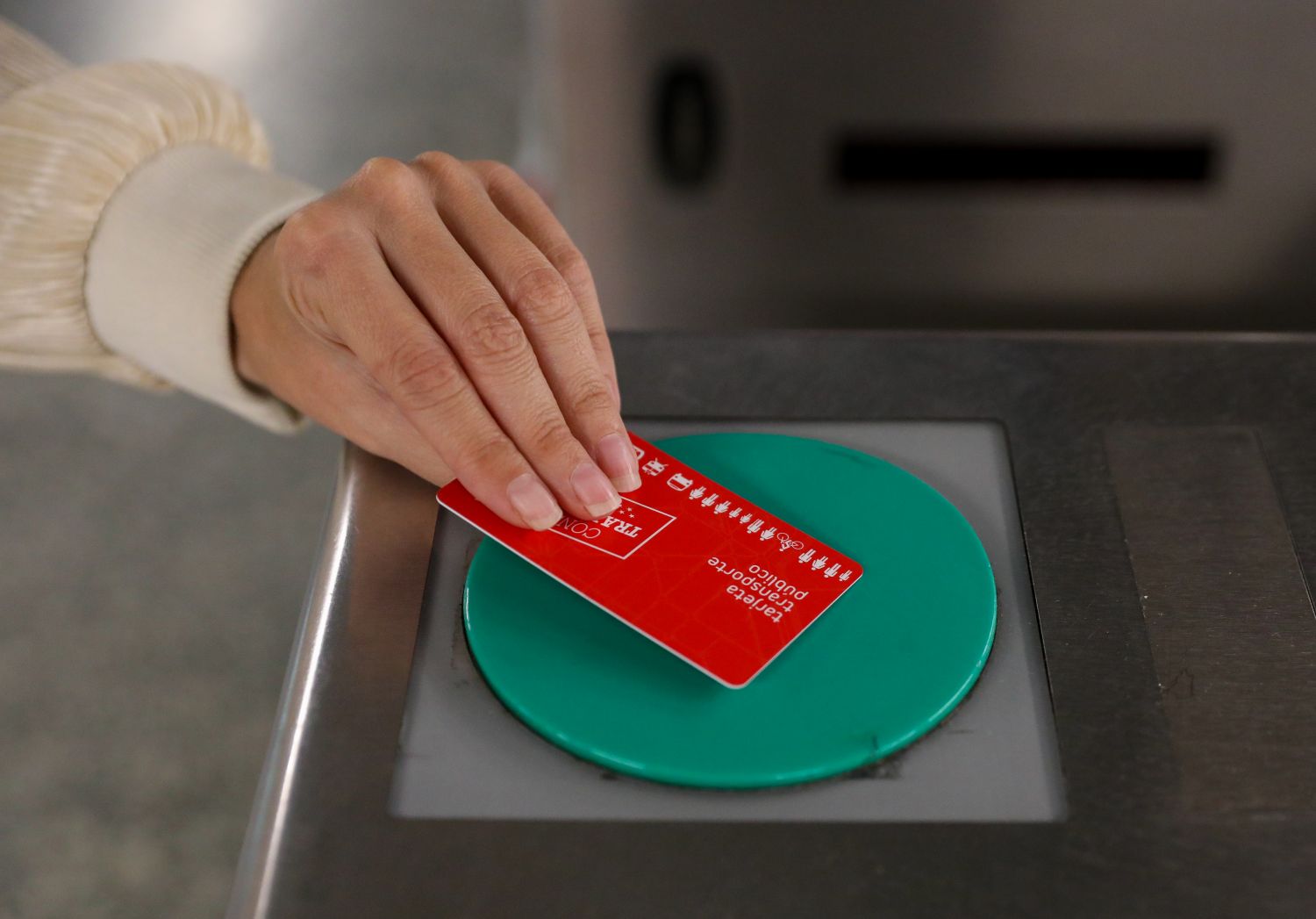 Madrid devolverá la mitad del precio del abono de transporte