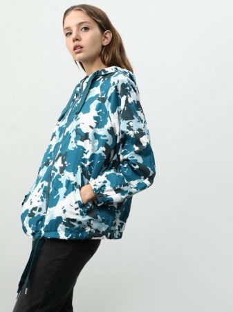 Lefties: la cazadora efecto piel que no querrás quitarte cuando refresque 