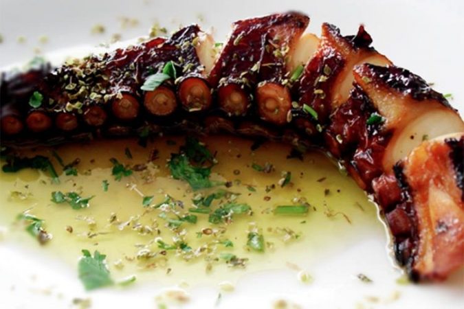 Pulpo asado: la receta que deja por los suelos el pulpo a la gallega 48 Merca2.es Pulpo a la parrilla con emulsion de patata y aceite de oliva 750x500 1 Merca2.es