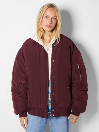 Cazadora bomber oversize de Bershka