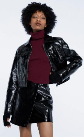 Cazadora de charol de Stradivarius