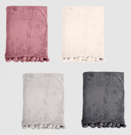 Manta con pompones de Aldi