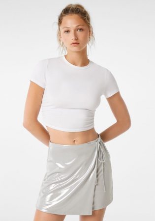 Minifalda foil plateado de Bershka