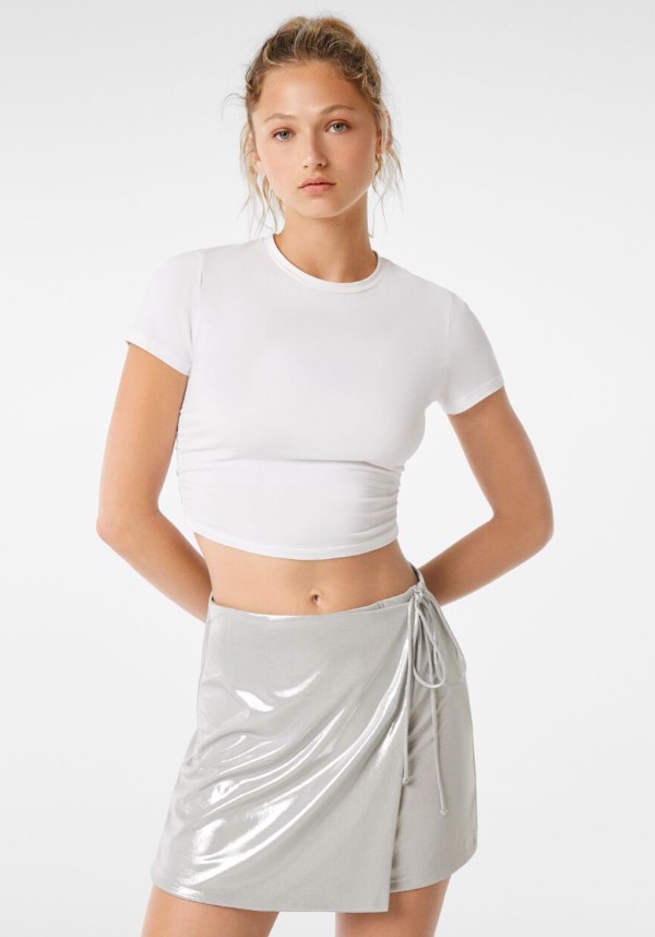 Minifalda foil plateado de Bershka