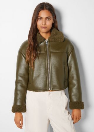 Cazadora corta doble faz efecto piel de Bershka