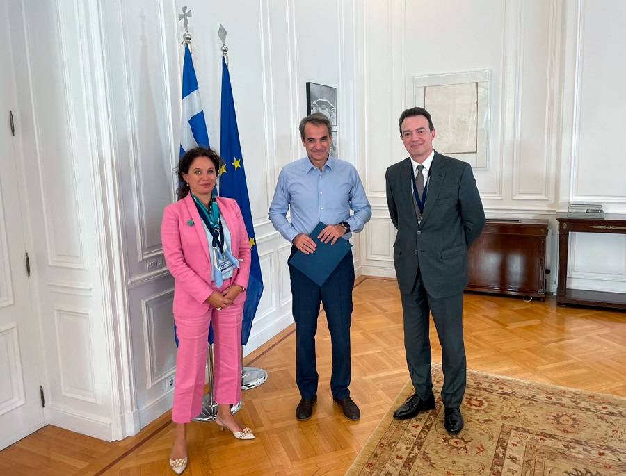 De izquierda a derecha: Maria Rita Galli, CEO del operador griego DESFA; Kyriakos Mitsotakis, Primer Ministro de Grecia; y Arturo Gonzalo, Consejero Delegado de Enagás.