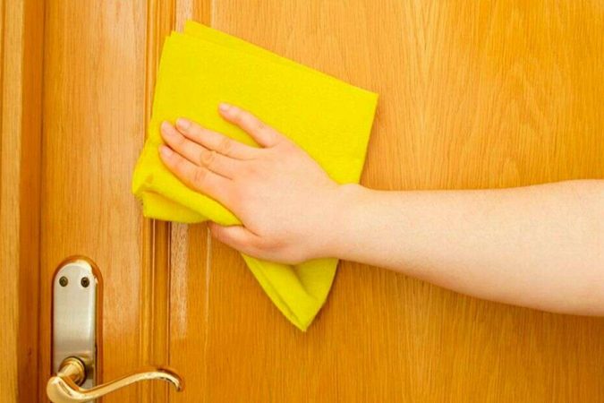 como limpiar puertas de madera Merca2.es