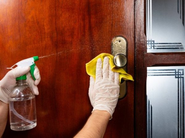 como puedo limpiar las puertas de madera Merca2.es