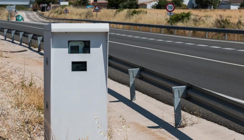 estas son todas las multas que te pueden poner en espana por exceder la velocidad en la carretera foto istock Merca2.es