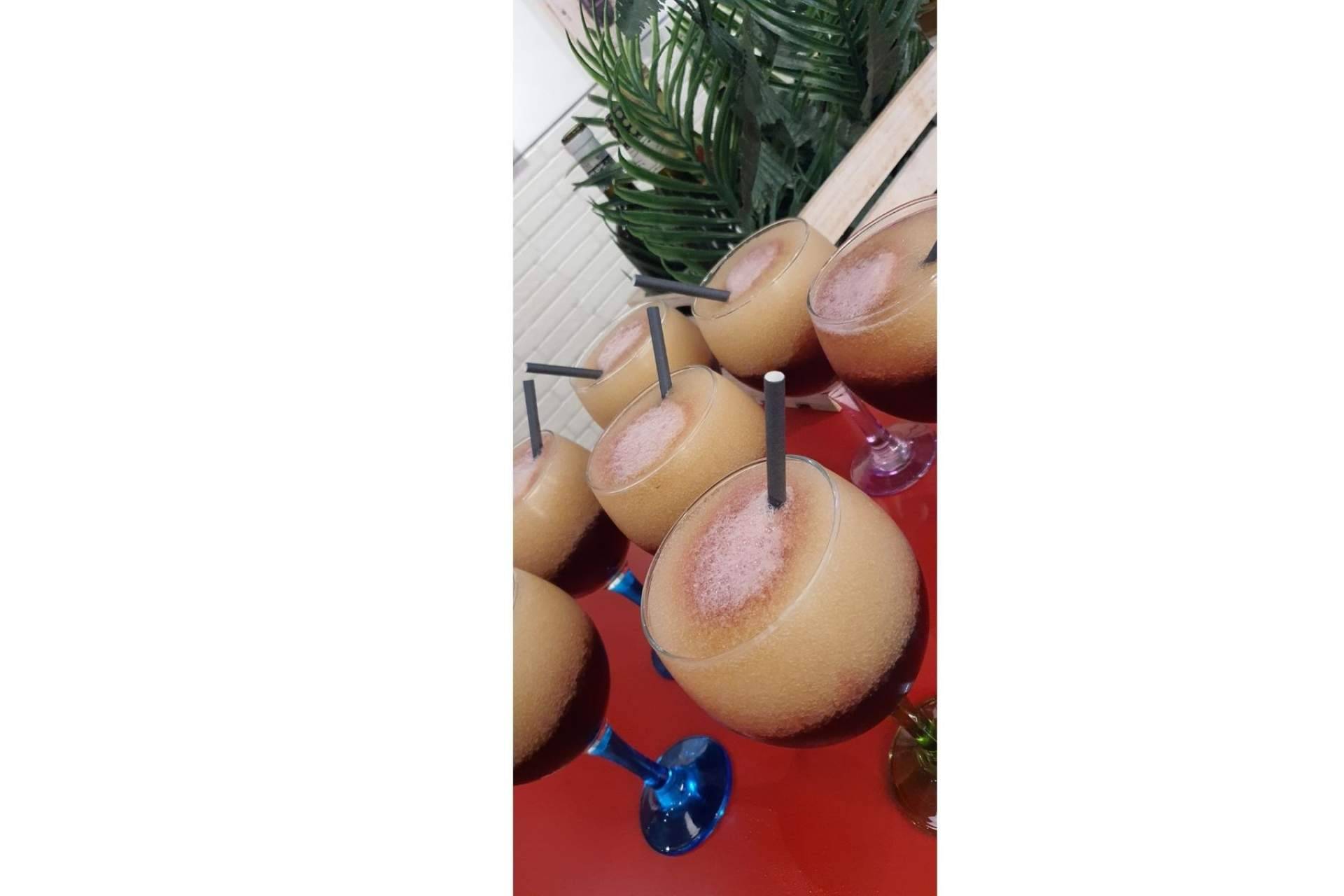 La Taberna Casera elabora sangría de cava de manera artesanal