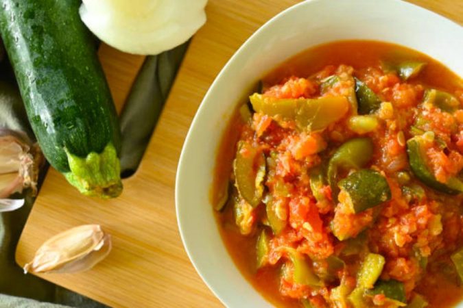 Pisto sin ajo y con lascas de bacalao fresco