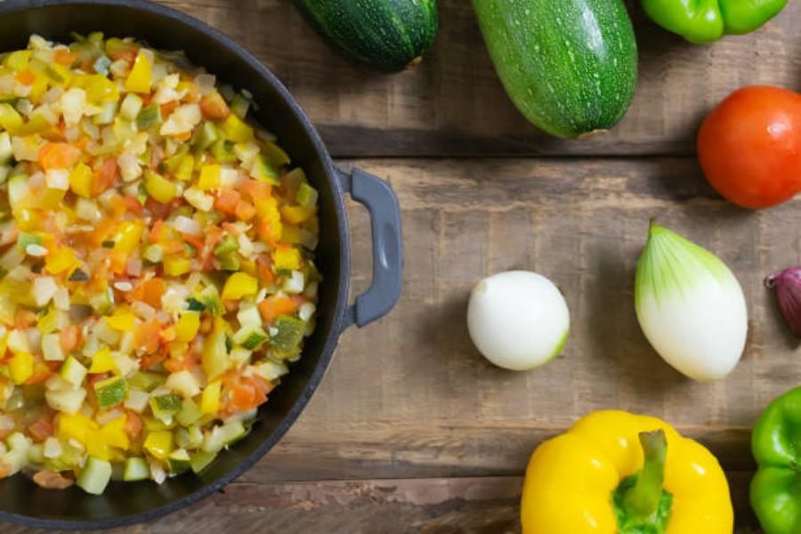 Cocinar aparte la calabaza y el calabacín