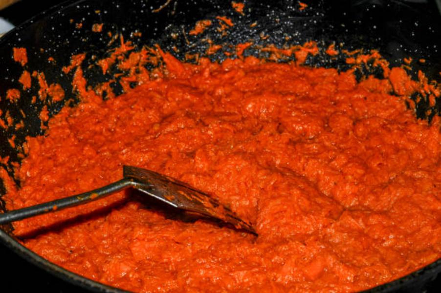 Pisto con huevo poché y sardina ahumada