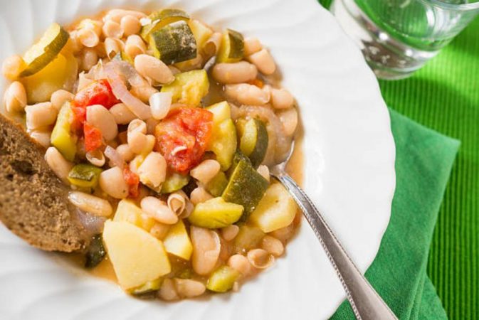 Alubias blancas con verduras: la mejor receta de chef para los días fríos 27 Merca2.es Dejar las alubias en remojo toda la noche