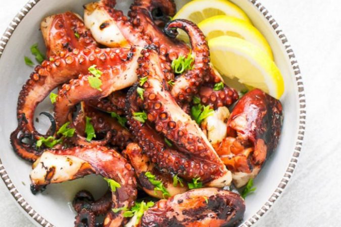 Pulpo asado: la receta que deja por los suelos el pulpo a la gallega 44 Merca2.es octopus 6 1 696x464 1 Merca2.es