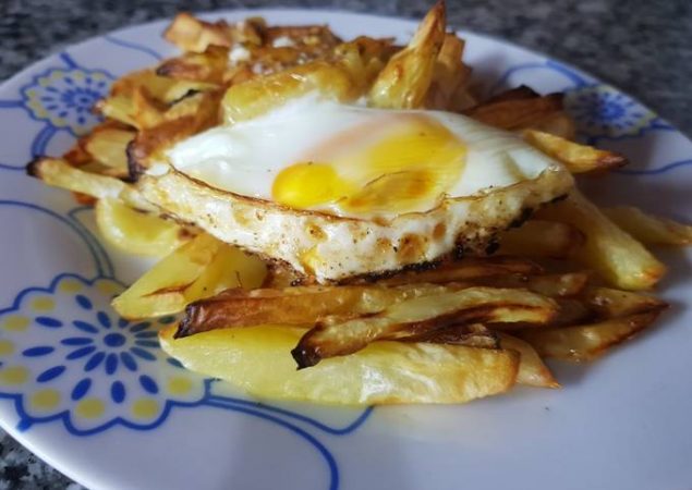 papas fritas y huevo en freidora de aire foto principal Merca2.es