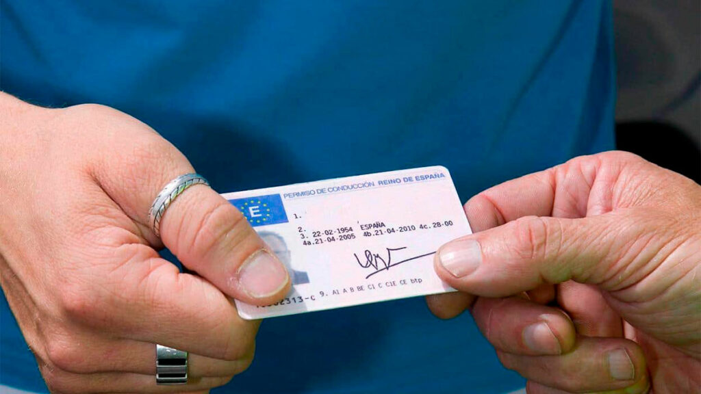 Estos conductores deberán devolver su carnet de conducir