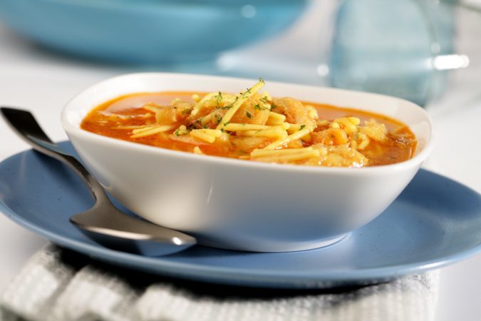 sopa de fideos con pescado Merca2.es