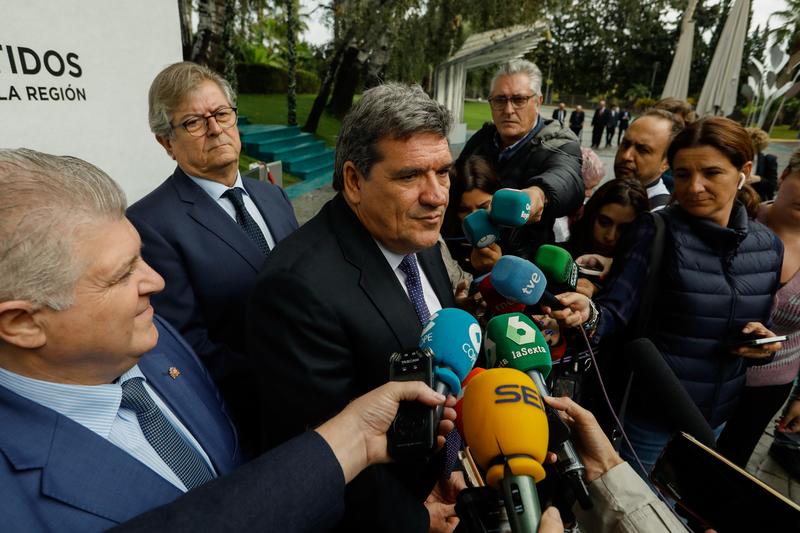 Escrivá confirma que el arranque de noviembre es «muy dinámico» en empleo y afiliación a la Seguridad Social