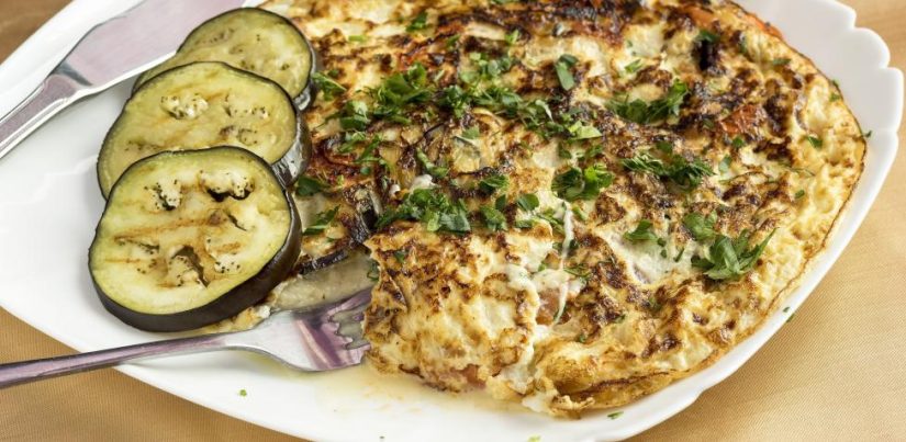 La receta de tortilla de berenjenas que está buenísima y no lleva patatas 45 Merca2.es 60254aab0b989 Merca2.es