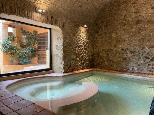 Las mejores casas rurales con piscina climatizada para una escapada de otoño 54 Merca2.es Casas rurales con piscina: Can Llobet (Capmany, Girona)