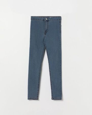 La camisa básica de Lefties que combina con todo por solo 8,99 euros 41 Merca2.es Lefties